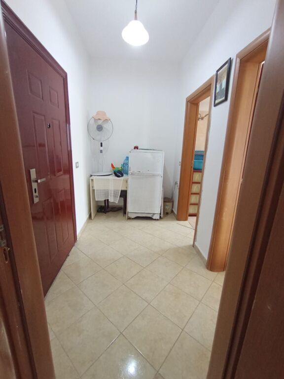 Shitet apartament 1+1