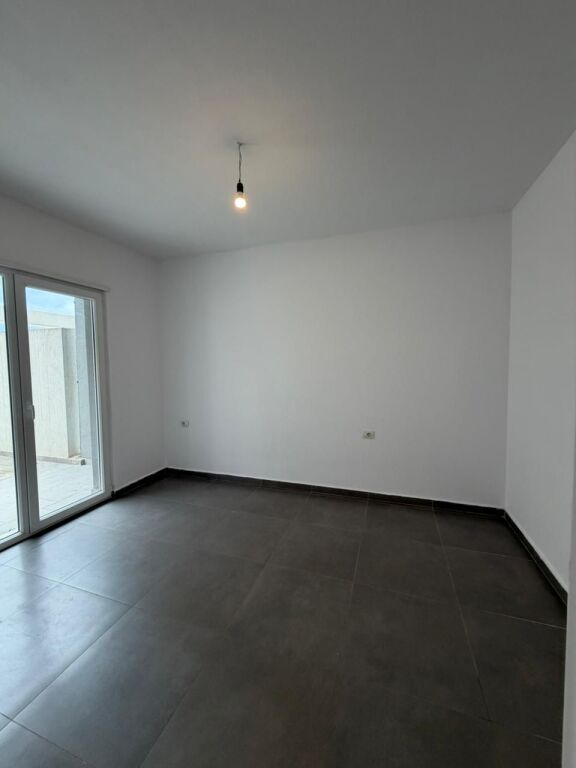 Apartament 1+1 + Verandë + Parkim me Qira – Univers City