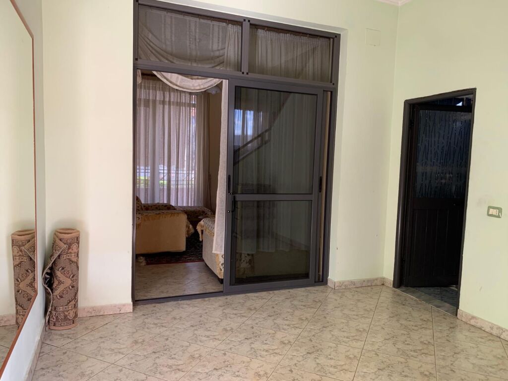 Appartamento 3+1 in affitto, situato al secondo piano di una villa, in una zona tranquilla come Kodrëa e Priftit.