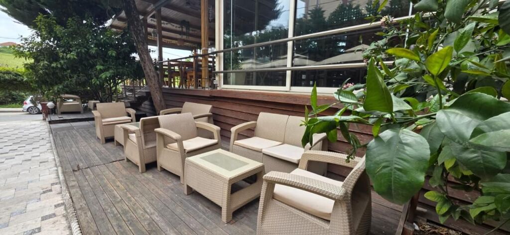 Jepet me qera Lokal/ Restorant ne Kinostudio te Rruga e kokonozeve