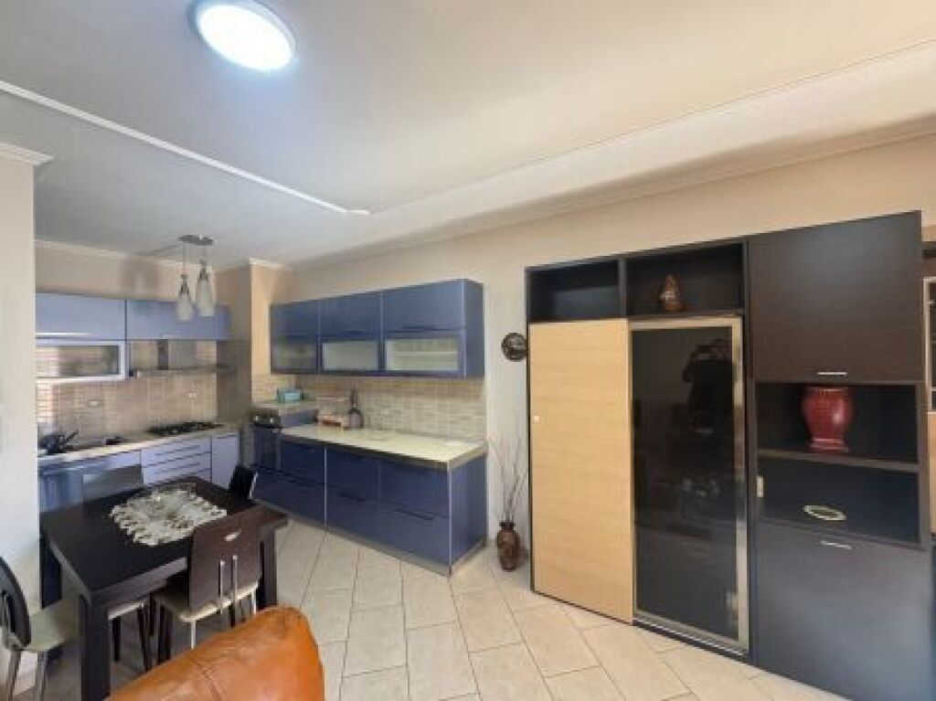 apartament 2+2 me qira tek komuna e Parisit.