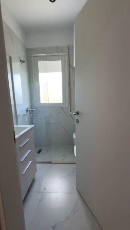 📍Vlorë | Uji i Ftohtë Jepet me qira afatgjatë apartament 1+1 me pamje nga deti.