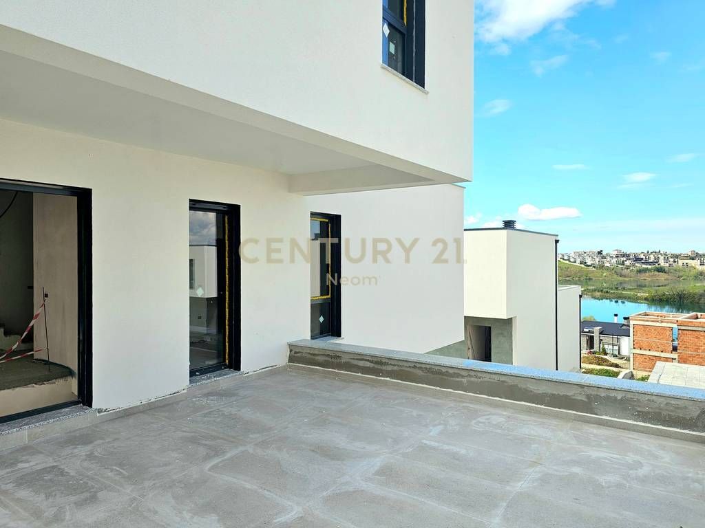 Vile per shitje te Liqeni i Farkes