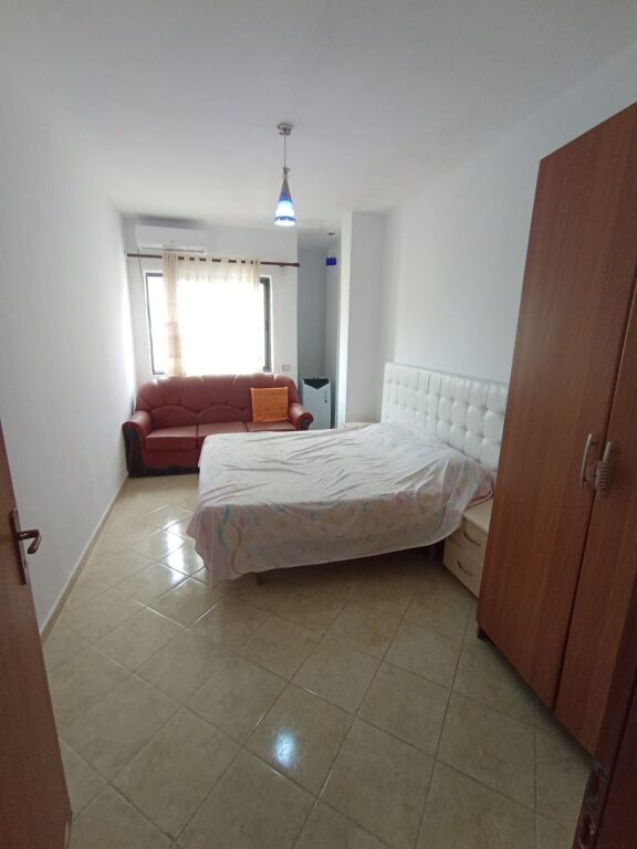 Shitet apartament 1+1