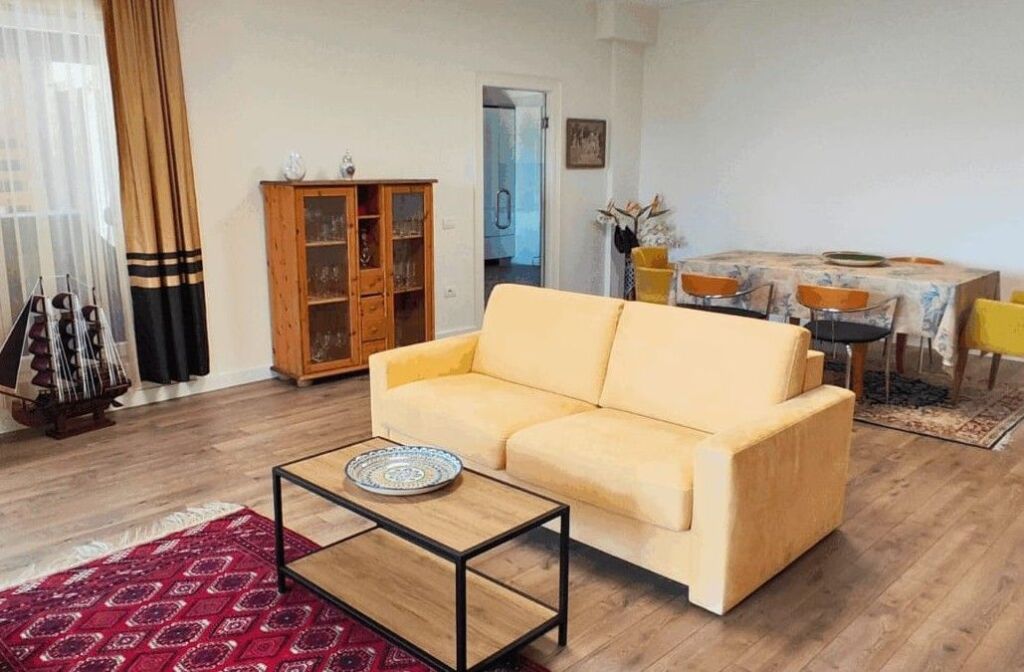 Vilë unike buzë Liqenit të Farkës