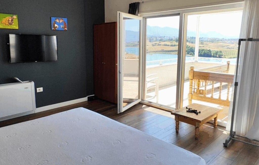 Vilë unike buzë Liqenit të Farkës