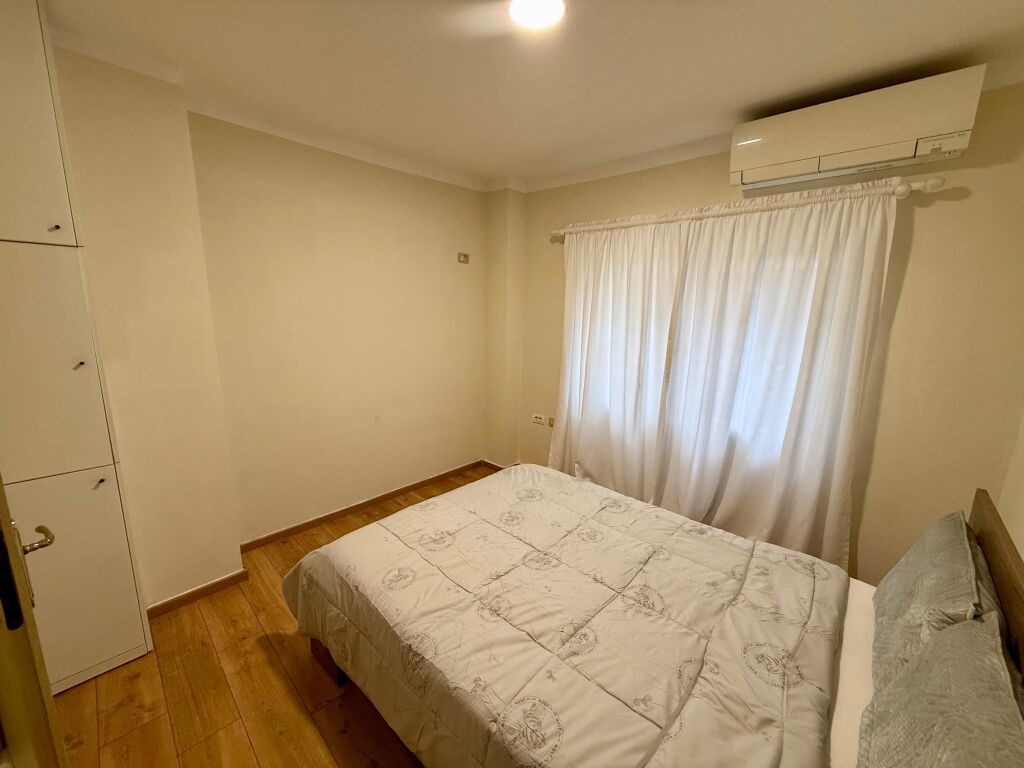 📣 QERA Apartament 2+1 Me Ballkon 📍 Kodra e Diellit ✨  🏢 Ndertim i Ri 🪜 Kati 1 (Banim) 🛋️ Mobiluar Me Kushte Bashkekohore  💶 Cmimi 70.000 Leke/Muaj