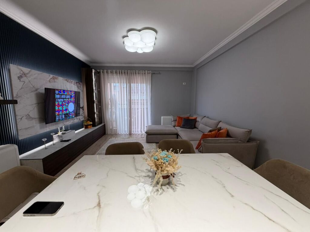 Appartamento 1+1 con 2 posti auto in affitto al Lago Secco, vicino all'hotel Sokrati