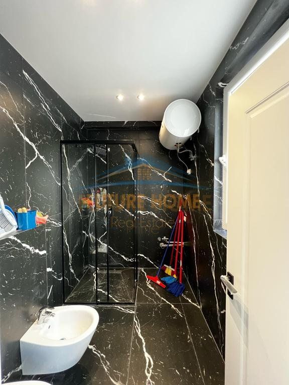 Shitet, Apartament 2+1+2 poste Parkimi, Sauk, prane Restorant Xibrakes, Tiranë.