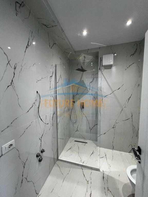 Shitet, Apartament 2+1+2 poste Parkimi, Sauk, prane Restorant Xibrakes, Tiranë.