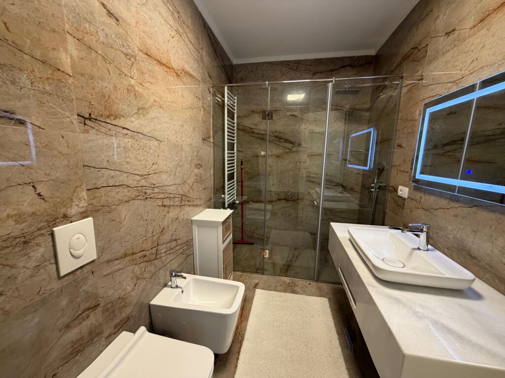 Vile me Qira tek Liqeni Farkes