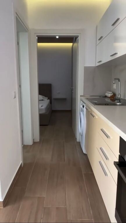 📍Vlorë | Uji i Ftohtë Jepet me qira afatgjatë apartament 1+1 me pamje nga deti.