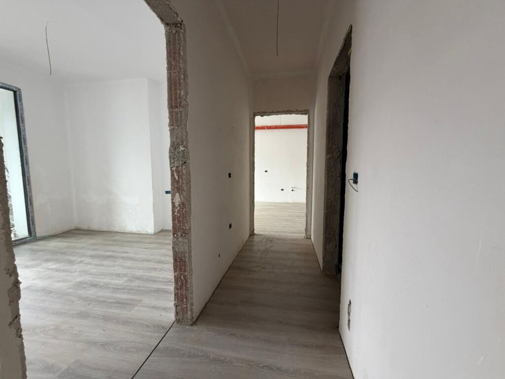 Shitet Apartament 2+1 Komuna E Parisit  White Tower