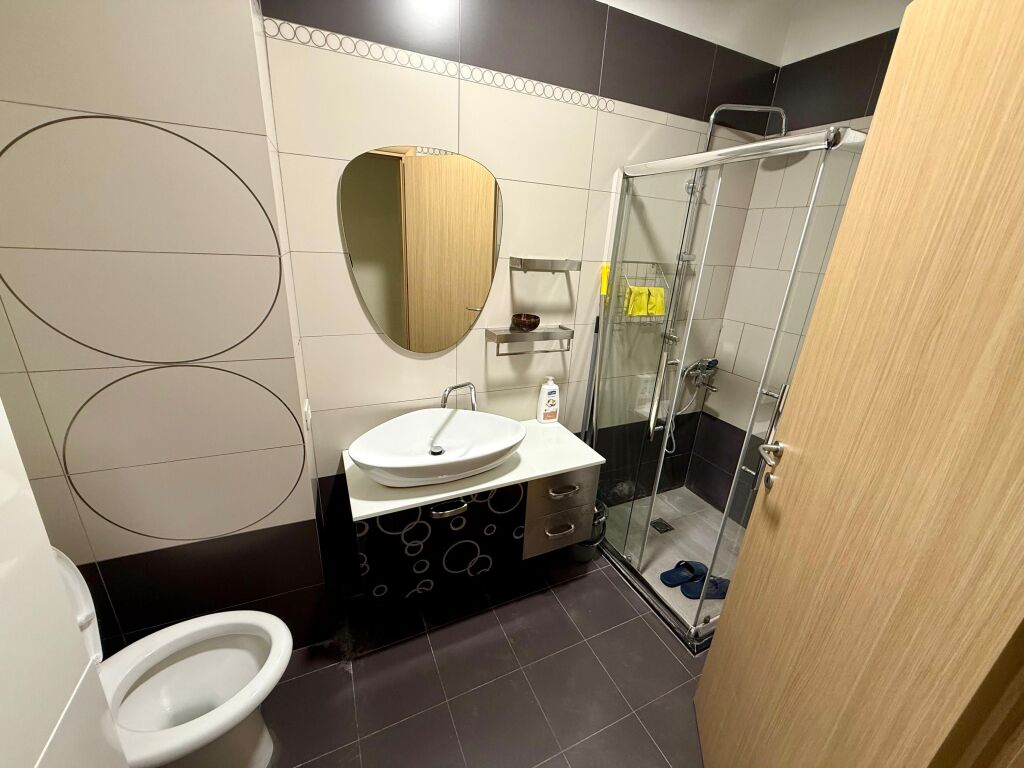 📣 QERA Apartament 2+1 Me Ballkon 📍 Kodra e Diellit ✨  🏢 Ndertim i Ri 🪜 Kati 1 (Banim) 🛋️ Mobiluar Me Kushte Bashkekohore  💶 Cmimi 70.000 Leke/Muaj