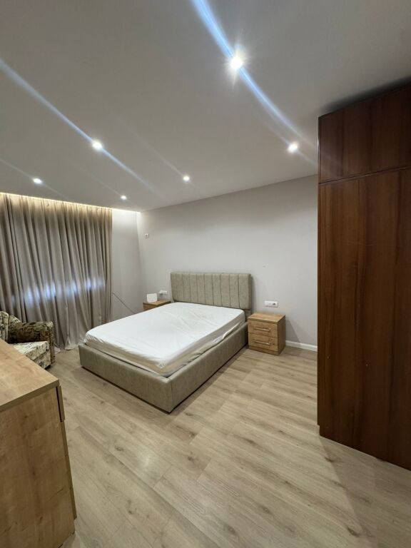 Jepet me qera apartament 2+1 Ne Xhamllik/55,000 leke