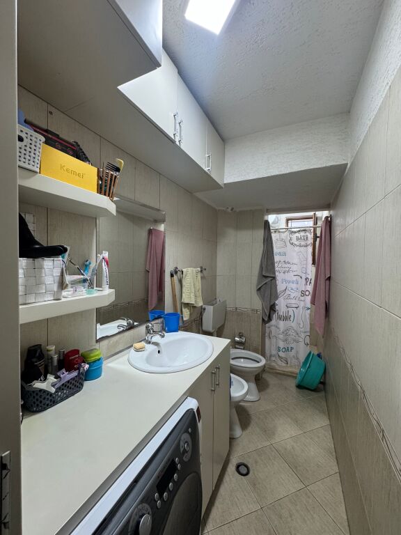 Shitet apartament te xhamia xhura-okazion