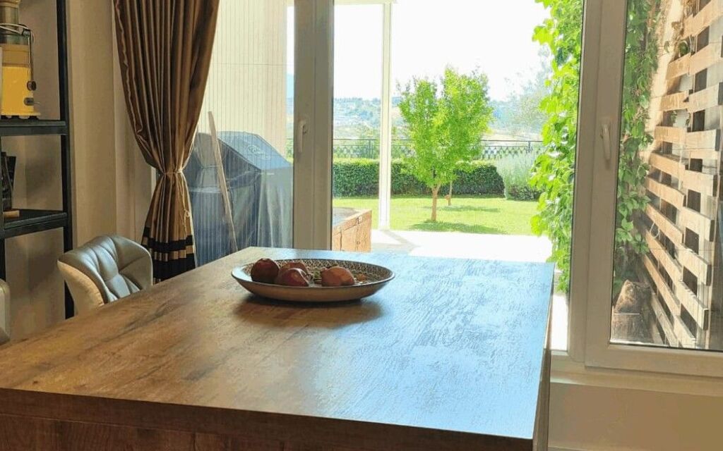 Vilë unike buzë Liqenit të Farkës