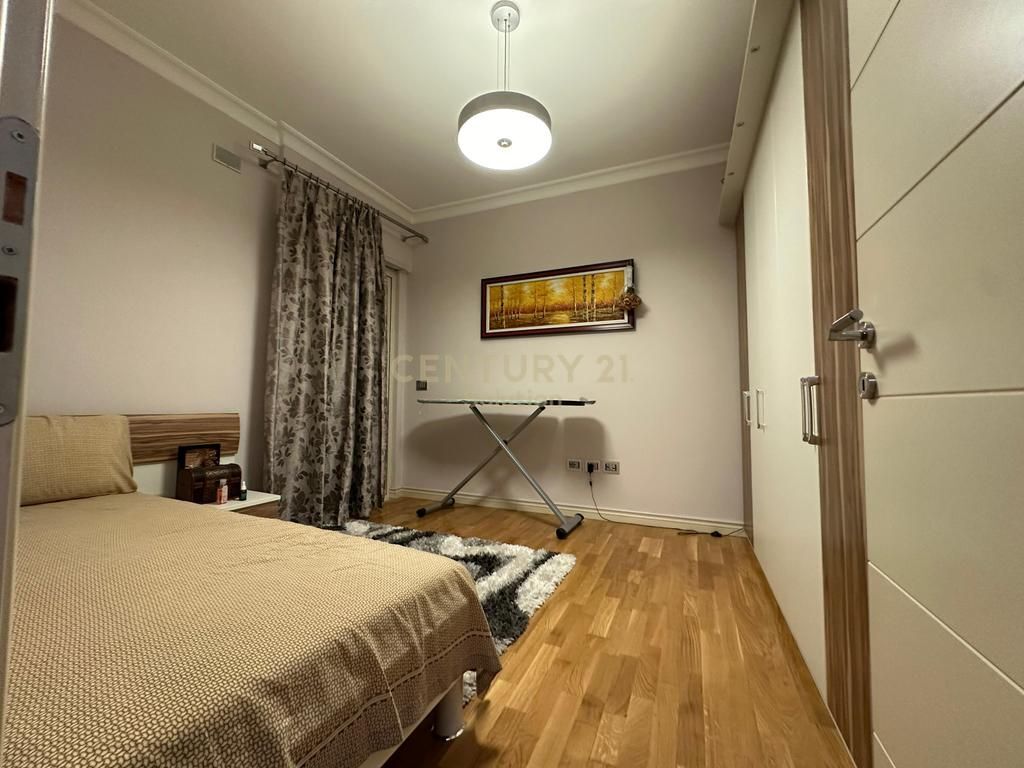 SHITET APARTAMENT 2+1 TEK "QENDRA KRISTAL" !!!