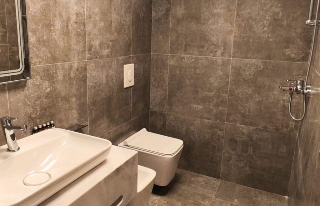 Vilë unike buzë Liqenit të Farkës