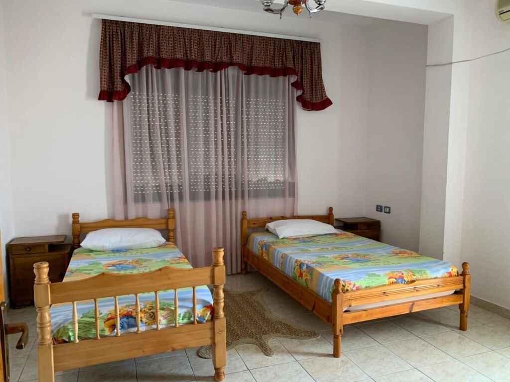 Appartamento 3+1 in affitto, situato al secondo piano di una villa, in una zona tranquilla come Kodrëa e Priftit.