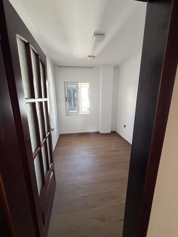 🏢 Jepet me qira ambient për zyra/biznes  📍 Sheshi Willson💰 Çmimi: 1,800 €/muaj (neto)