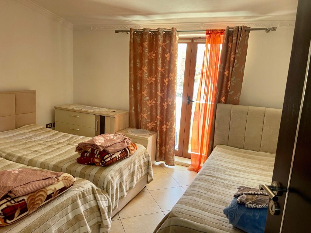 📣 QERA Apartament 2+1 📍 Allias, Prane Shkolles "Bajram Curri" ✨   🏢 Ndertim Ekzistues  🪜 Kati 5 (Pa Ashensor)  🛋️ Totalisht i Mobiluar   💶 Cmimi 50.000 Leke/Muaj