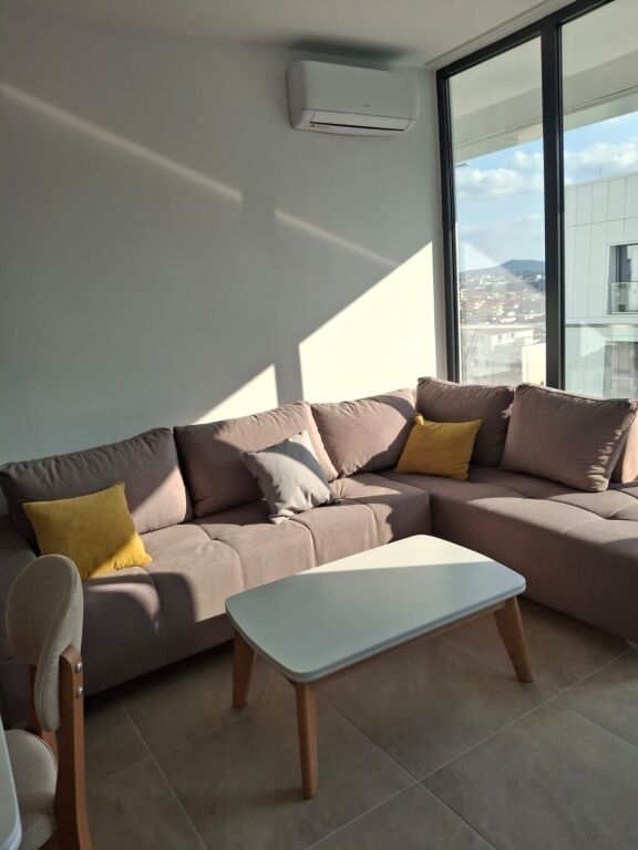 🏢Residenza Porcelani, vicino a RTV Klan, affitta appartamento 2+1 + posto auto, arredato 65.000Leke    