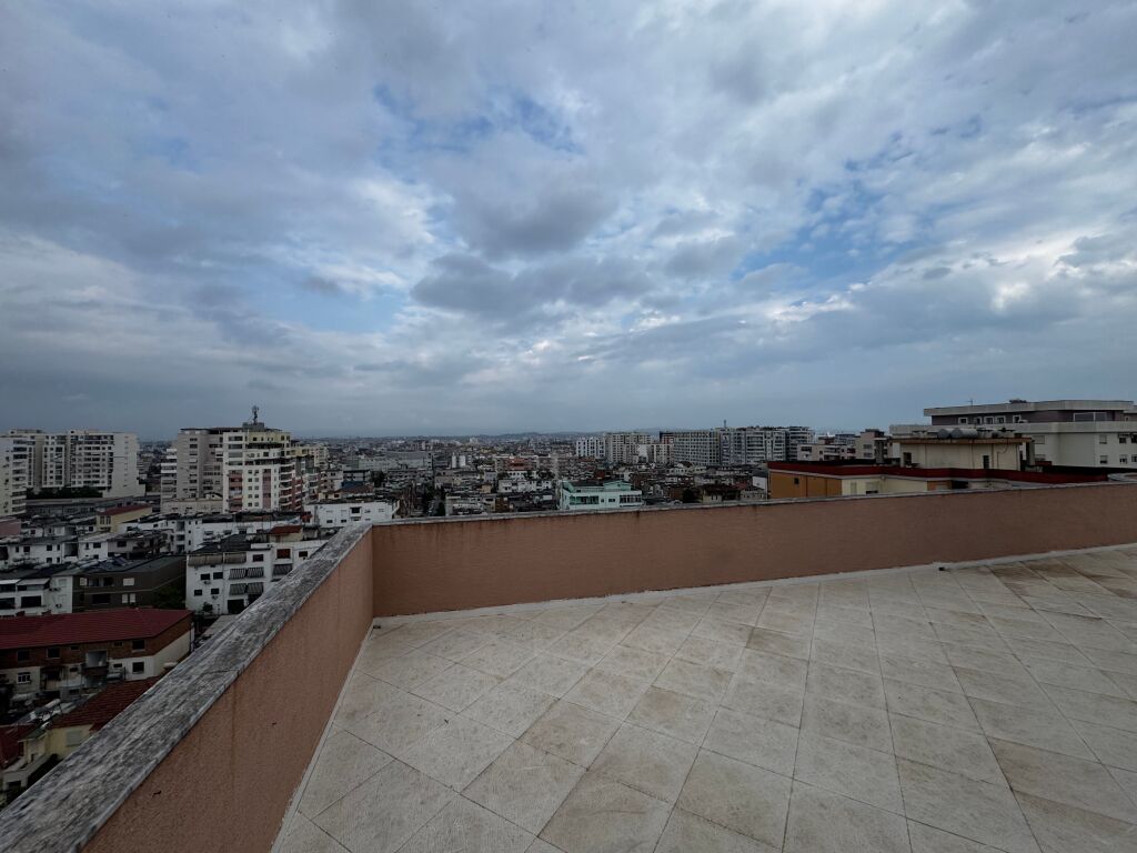 Shitet Penthouse në Durrës (tek Stadiumi Niko Dovana)