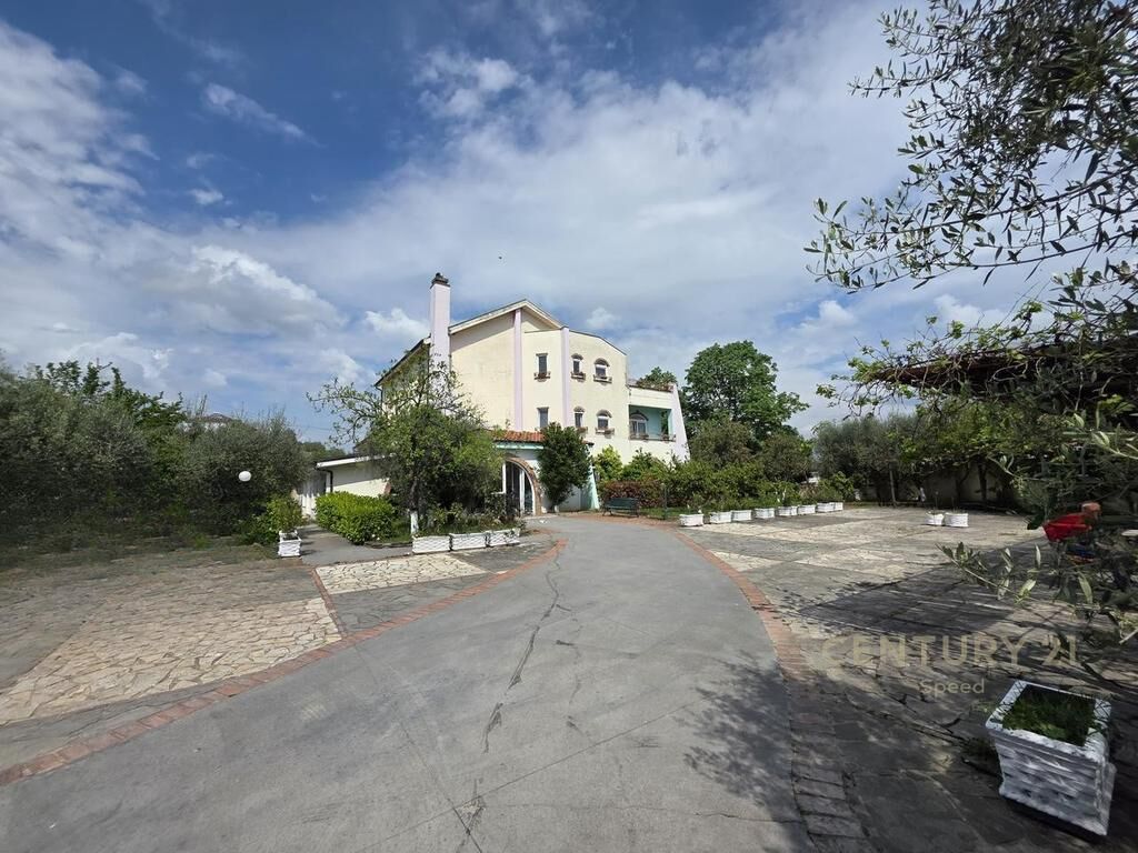 Shitet objekt 3-katësh multifunksional në Vorë, pranë City Park!!