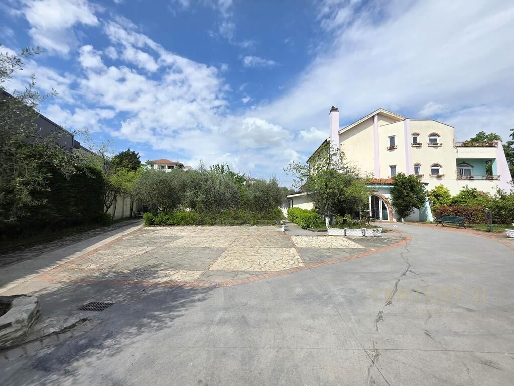 Shitet objekt 3-katësh multifunksional në Vorë, pranë City Park!!