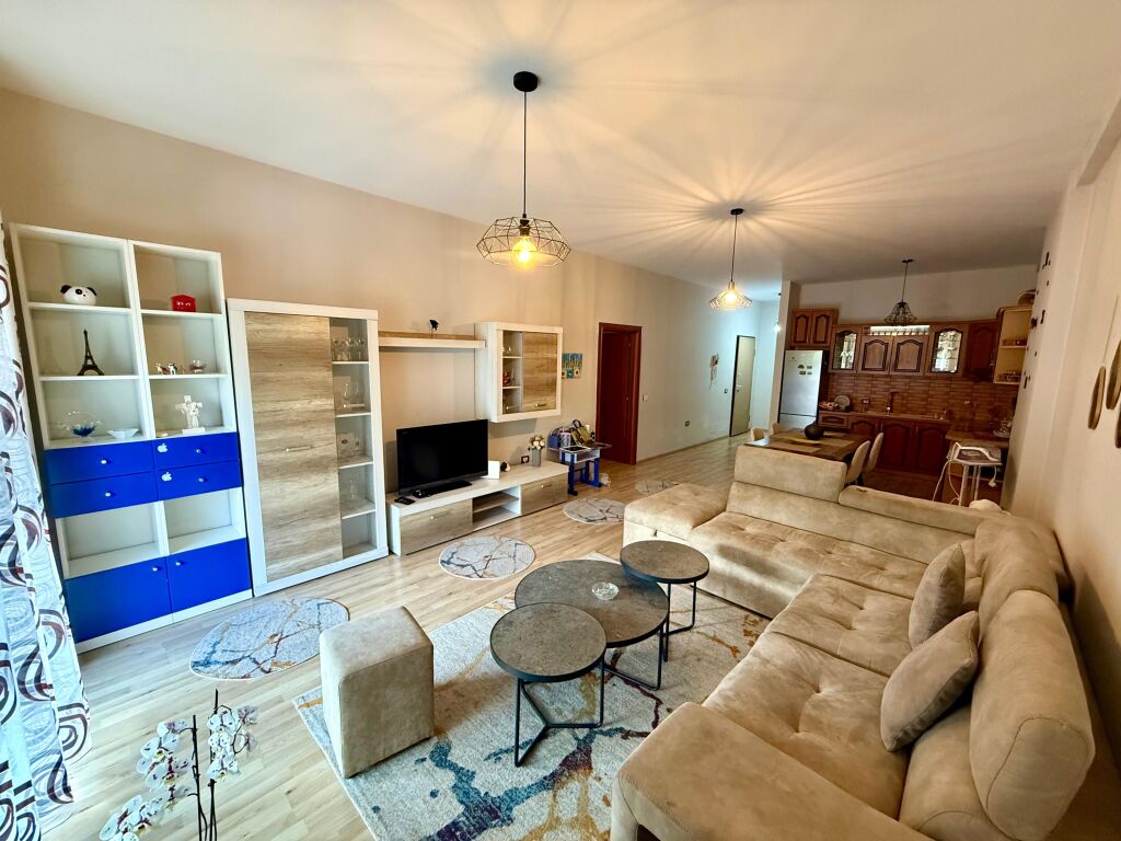 📣 QERA Apartament 1+1 📍 Prane Kopeshtit Botanik ✨  🏢 Ndertim i Ri 🪜 Kati 3 (Me Ashensor) 🛋️ Totalisht i Mobiluar  💶 Cmimi 60.000 Leke/Muaj