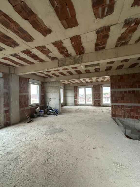 Vilë 3-Katëshe për Shitje – Collina Verde