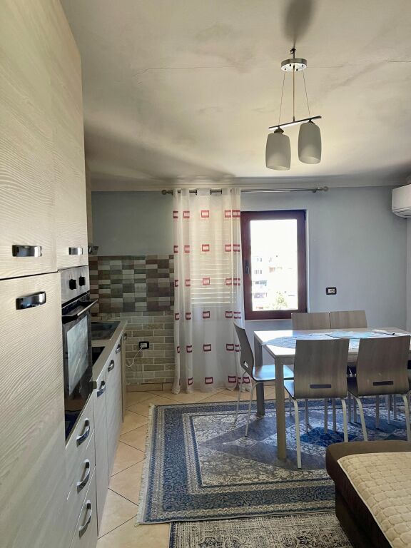 📣 QERA Apartament 2+1 📍 Allias, Prane Shkolles "Bajram Curri" ✨   🏢 Ndertim Ekzistues  🪜 Kati 5 (Pa Ashensor)  🛋️ Totalisht i Mobiluar   💶 Cmimi 50.000 Leke/Muaj