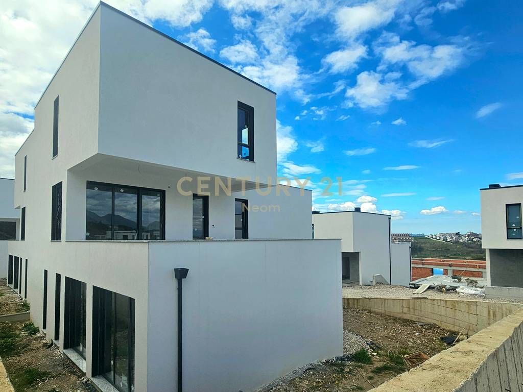 Vile per shitje te Liqeni i Farkes