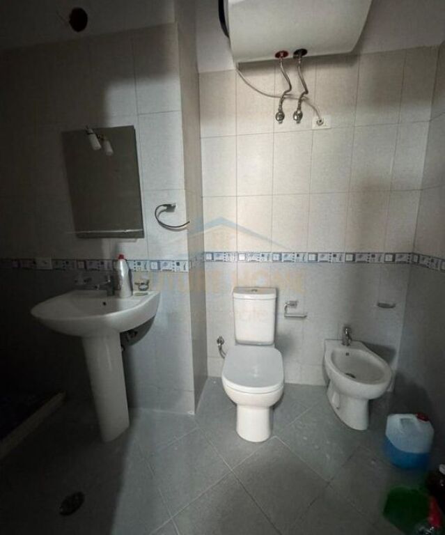 Shitet,Apartament 2+1+2, Rruga "Shefqet Kuka", Fresk