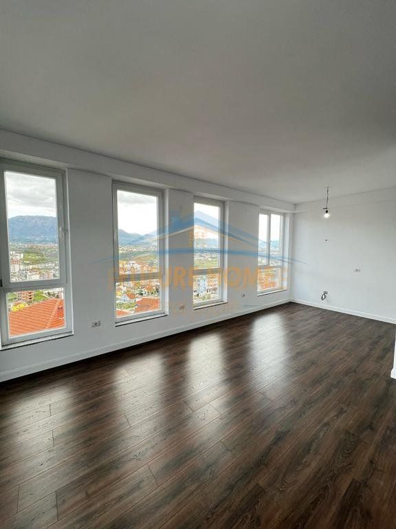 Shitet, Apartament 2+1+2 poste Parkimi, Sauk, prane Restorant Xibrakes, Tiranë.