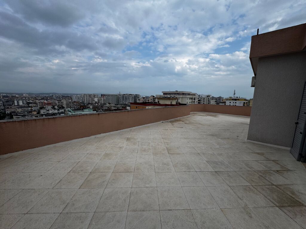 Shitet Penthouse në Durrës (tek Stadiumi Niko Dovana)