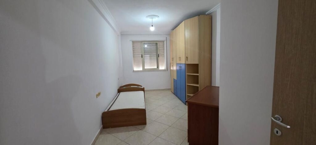 Shitet Apartament 3+1+2 ne Yzberisht / Pallatet Cabej