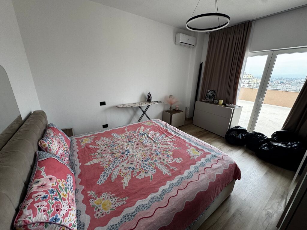 Shitet Penthouse në Durrës (tek Stadiumi Niko Dovana)