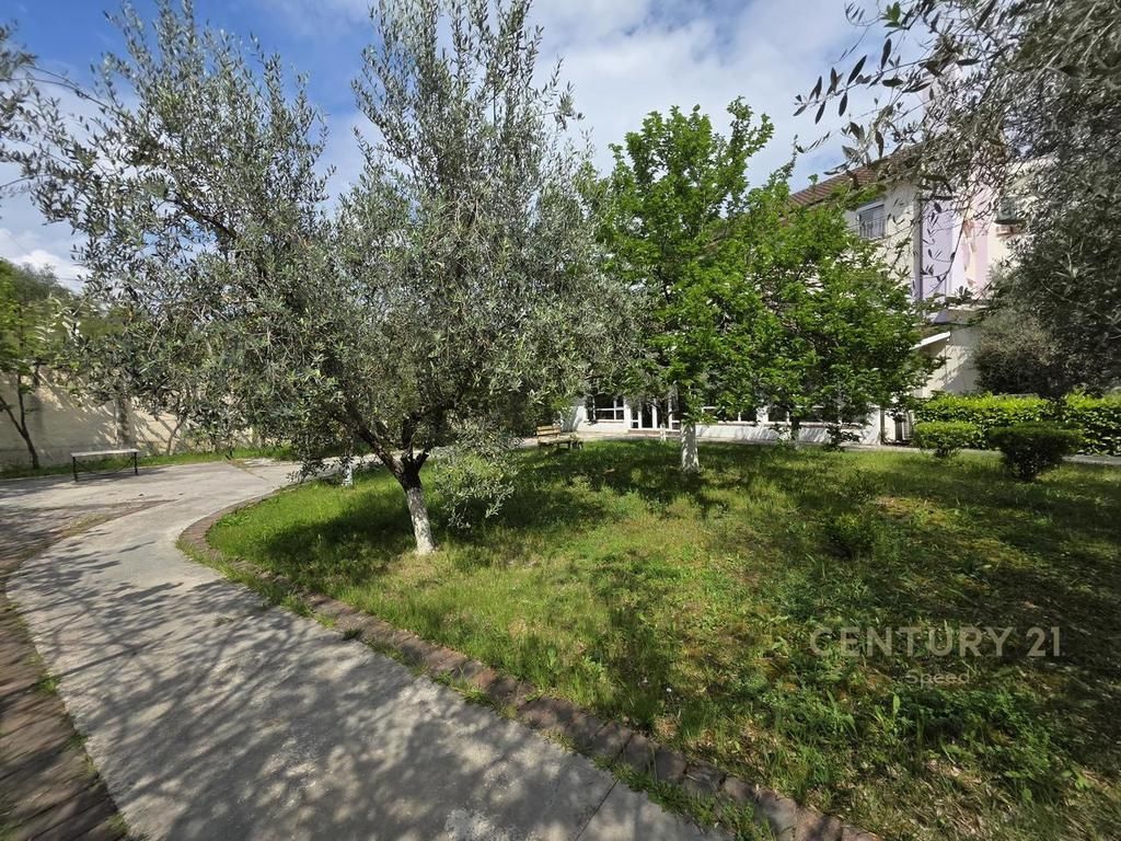 Shitet objekt 3-katësh multifunksional në Vorë, pranë City Park!!