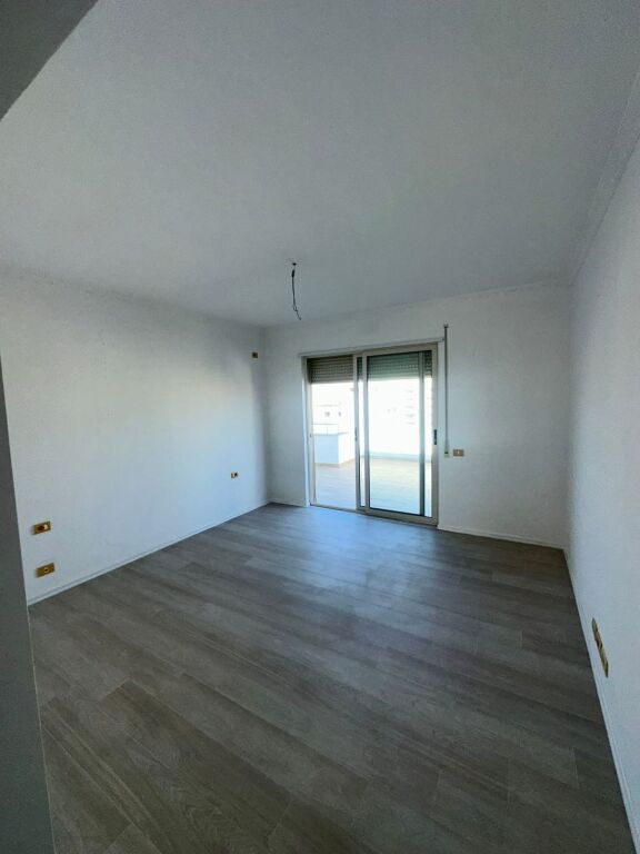 SHITET PAPAFINGO + GARAZHD 📍ADRESA: POLICIA DURRES