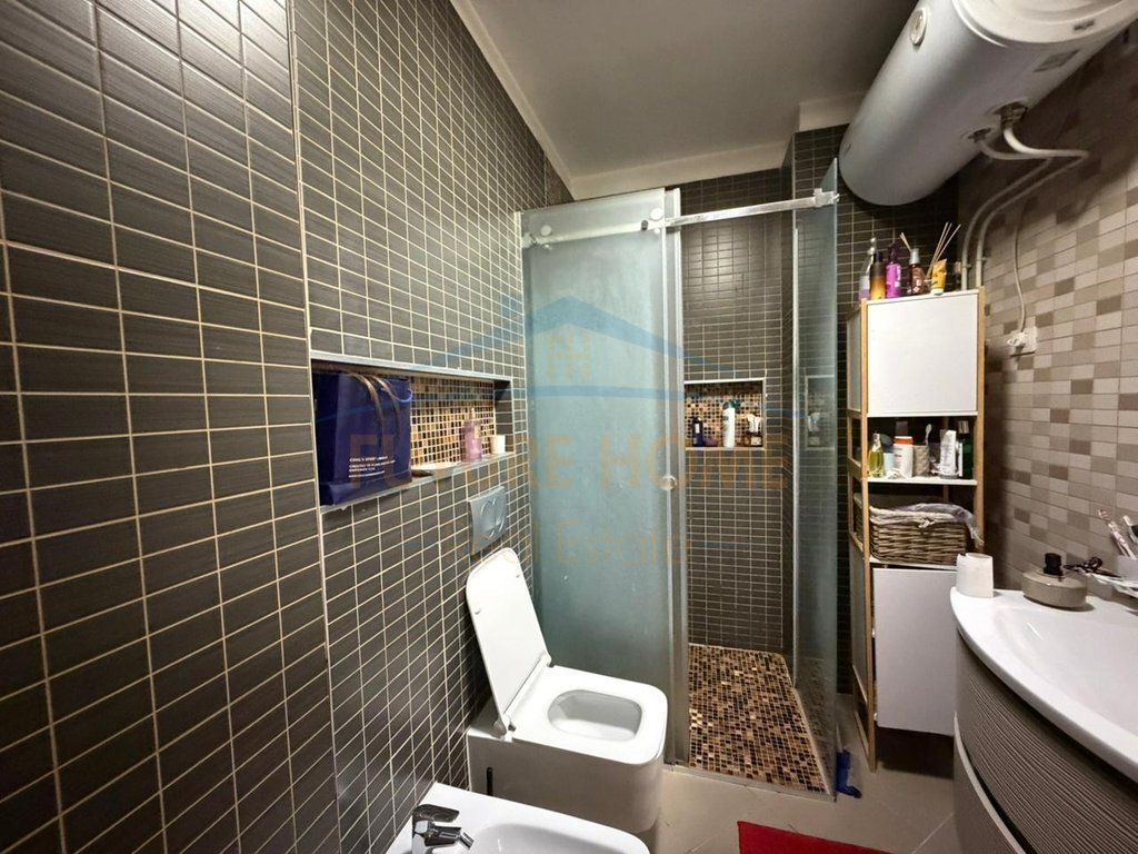 Shitet apartament 2+1+2+post parkimi Rruga Frosina Plaku perball Report tv