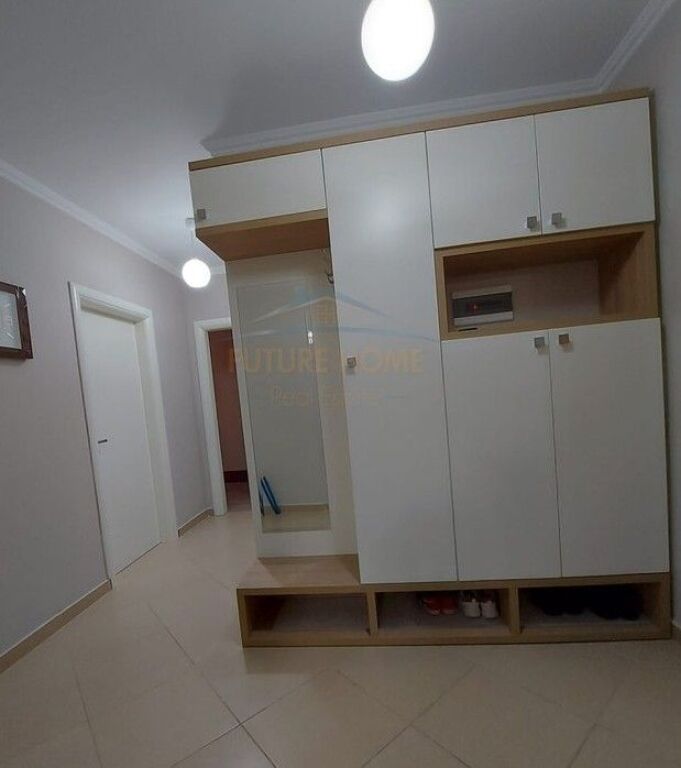 Shitet, Apartament 2+1+2, Rruga 5 Maji, Tirane.