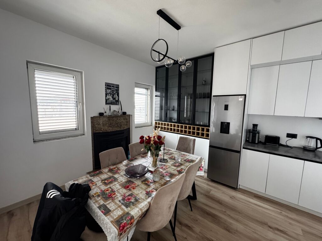 Shitet Penthouse në Durrës (tek Stadiumi Niko Dovana)