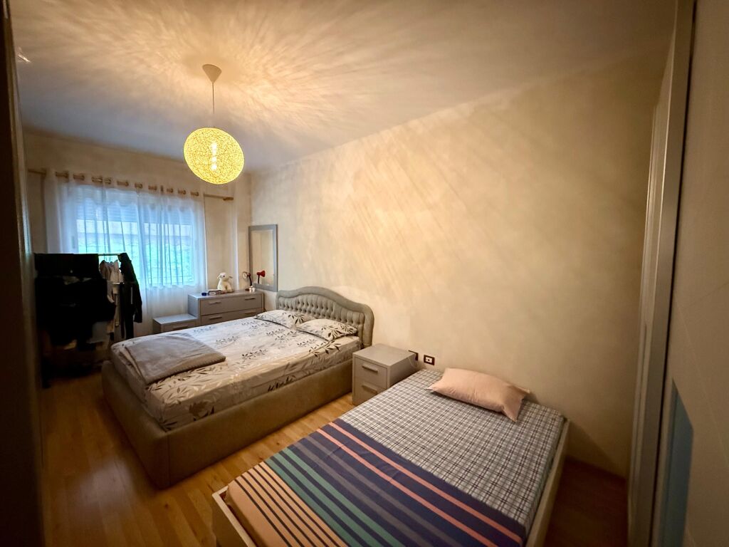 📣 QERA Apartament 1+1 📍 Prane Kopeshtit Botanik ✨  🏢 Ndertim i Ri 🪜 Kati 3 (Me Ashensor) 🛋️ Totalisht i Mobiluar  💶 Cmimi 60.000 Leke/Muaj