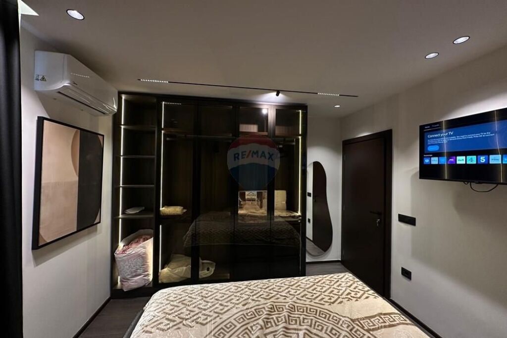 Apartment 1+1, Myslym Shyri