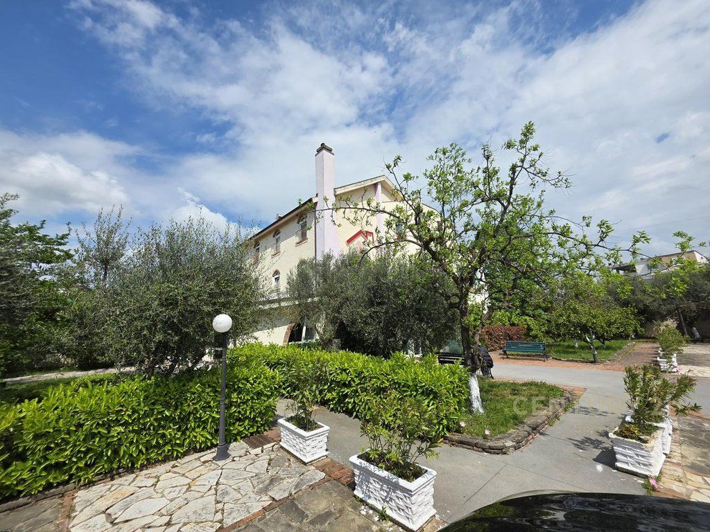 Shitet objekt 3-katësh multifunksional në Vorë, pranë City Park!!