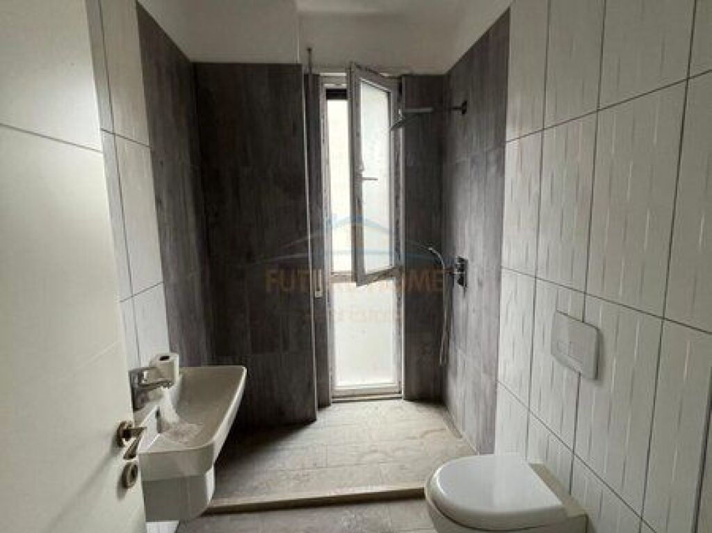 Shitet, Apartament 2+1+2+Post parkimi, Ish Parku i Autobuzave, Tirane