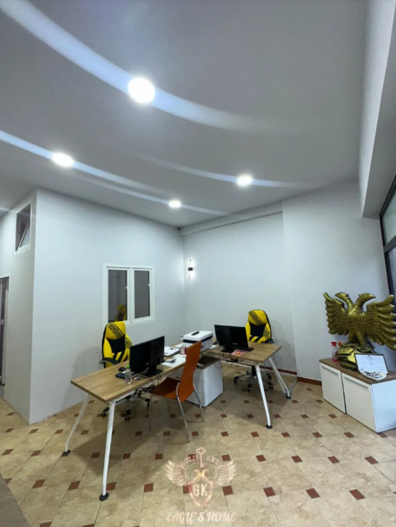 🏡Prane Rruges Portit🏡Shitet Ambjent Biznesi