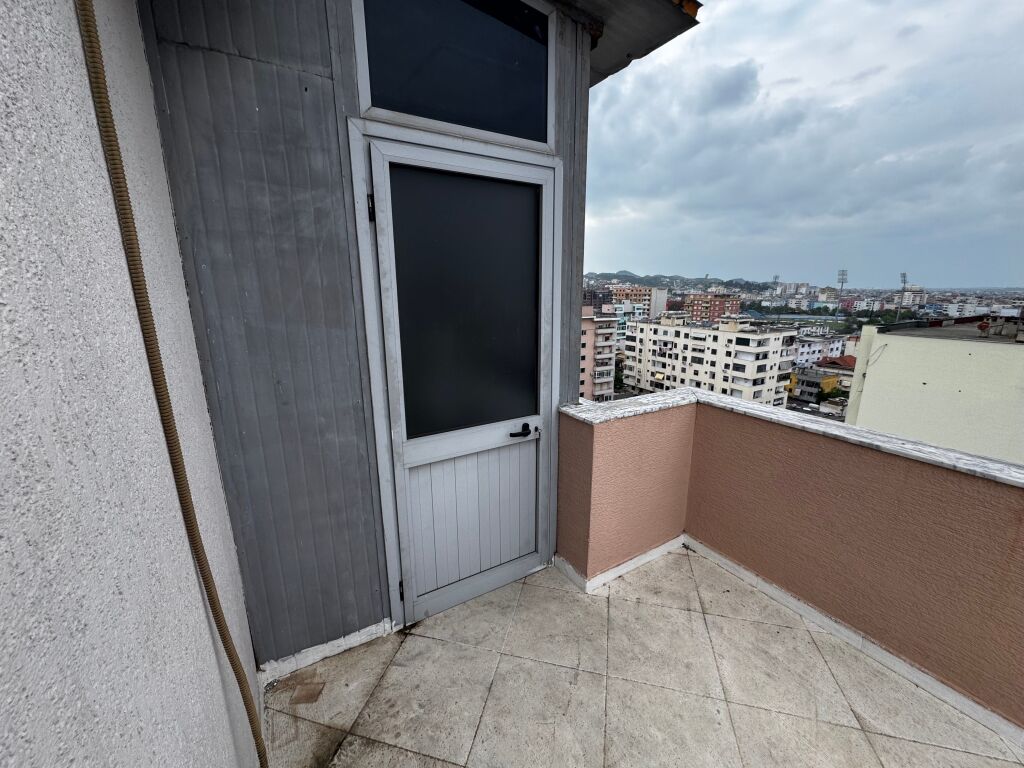 Shitet Penthouse në Durrës (tek Stadiumi Niko Dovana)